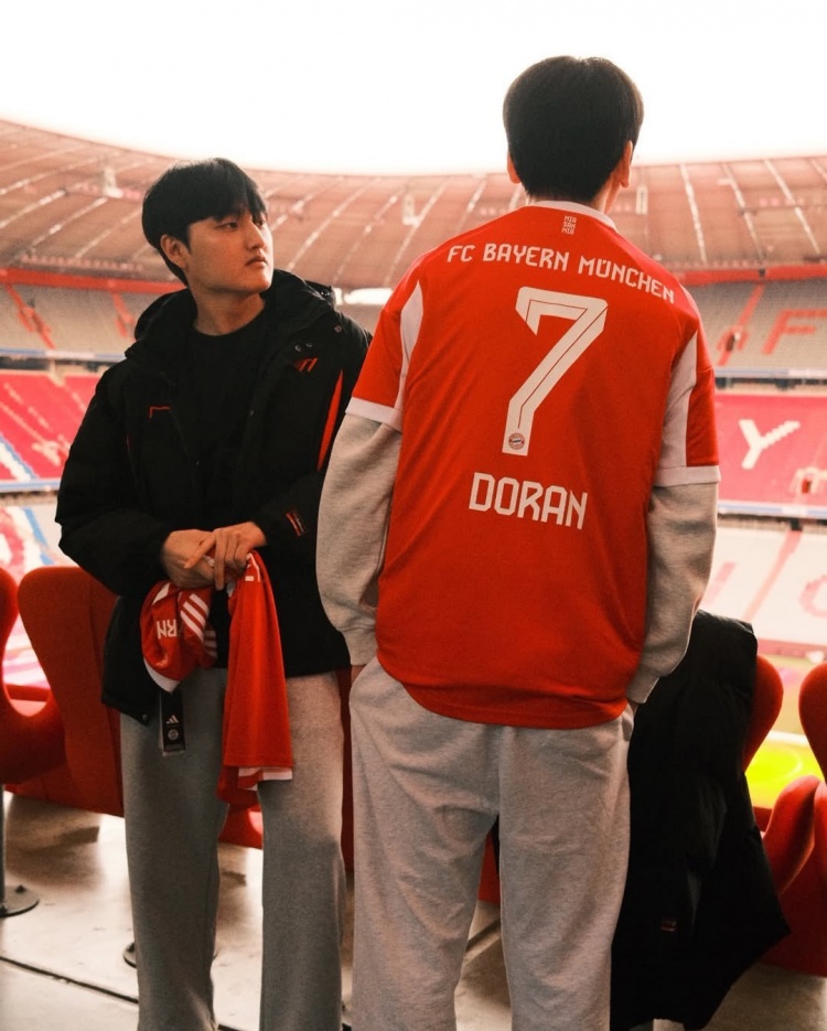 T1官方分享选手们参观拜仁主场的照片